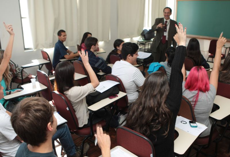O professor Tomás Barreiros estimula a participação dos seus alunos | Aniele Nascimento / Gazeta do Povo
