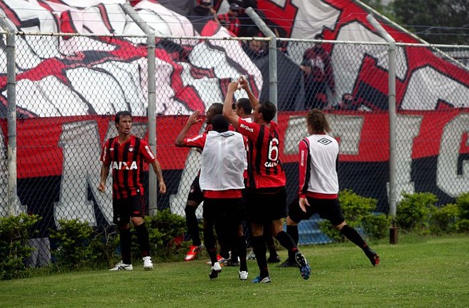 Jogadores comemoram com a torcida o segundo gol atleticano na vitória sobre o São Caetano: Furacão está mais perto do retorno à Série A | Alessandro Valle / ABCDgipress