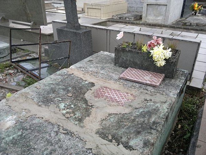 Jazigo danificado foi reparado pela prefeitura nesta quinta-feira | 