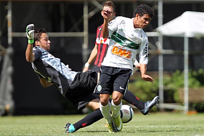 Atlético largou na frente da decisão do Paranaense sub-18, com vitória por 1 a 0 sobre o Coritiba | 