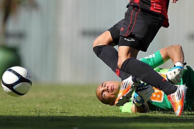 Atlético largou na frente da decisão do Paranaense sub-18, com vitória por 1 a 0 sobre o Coritiba | 