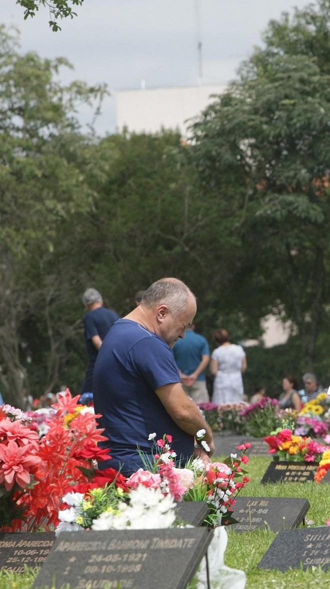 Visitantes no cemitério Jardim da Saudade, no Portão. | 