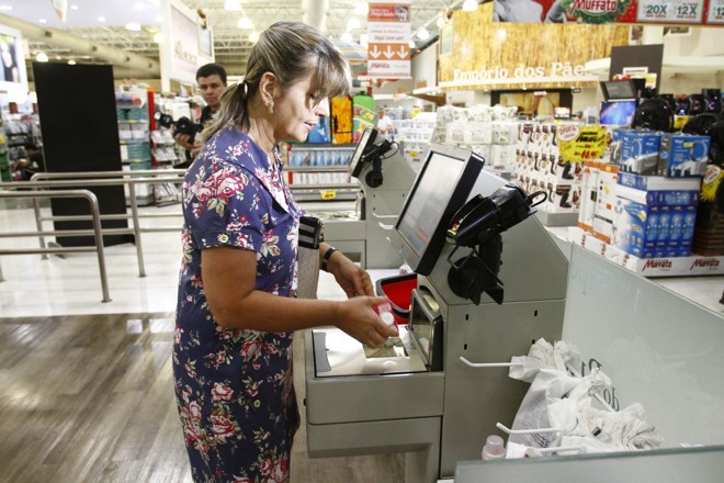 Para a dona de casa Sônia Blazejuk, 53 anos, uma das primeiras a estrear o equipamento, o autocaixa é fácil de usar | 
