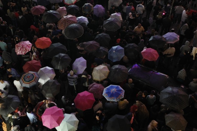 Até o colorido dos guarda-chuvas parece fazer parte da festa | 
