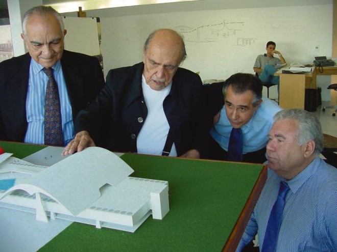 Alex Beltrão e Oscar Niemeyer observam a maquete de projeto ao lado de Jaime Lerner |