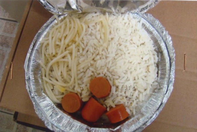 Contrato exige que seja servida uma fonte de proteína, que às vezes não passa de algumas rodelas de salsicha |