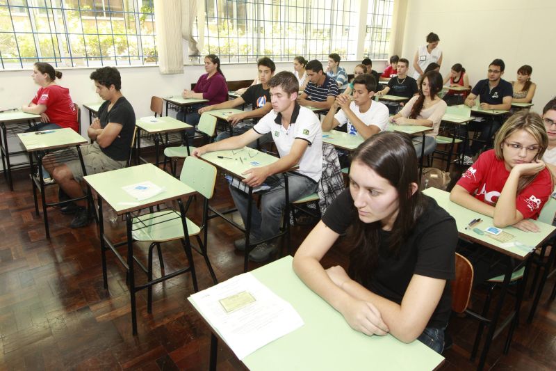 Imagens do vestibular de ontem, um pouco antes do início da prova | Marcelo Elias/Gazeta do Povo