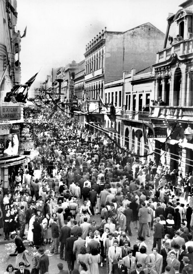 Multidão passeia pela Rua XV de Novembro em agosto de 1945, após o desfile da volta dos Expedicionários da Itália |