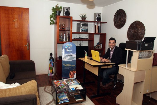 Luiz Lopes montou o escritóio de sua agência de turismo no próprio apar-tamento | 