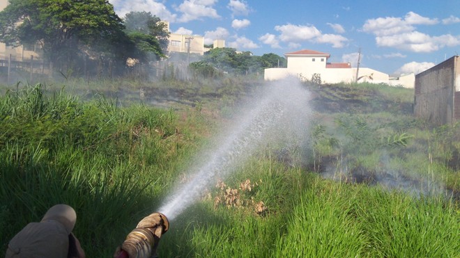 Segundo moradores da região, não é a primeira vez que o terreno pega fogo | 