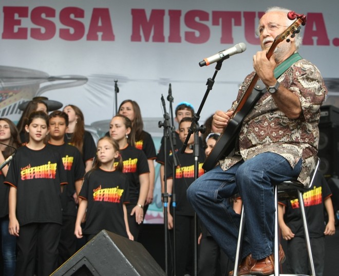 Roberto Menescal e Coral Curumim |