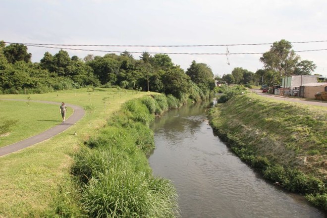 Um dos pontos em que o Rio Atuba estaria recebendo detritos e dejetos, segundo denúncia do MP, seria na altura do Parque Histório de Curitiba | 