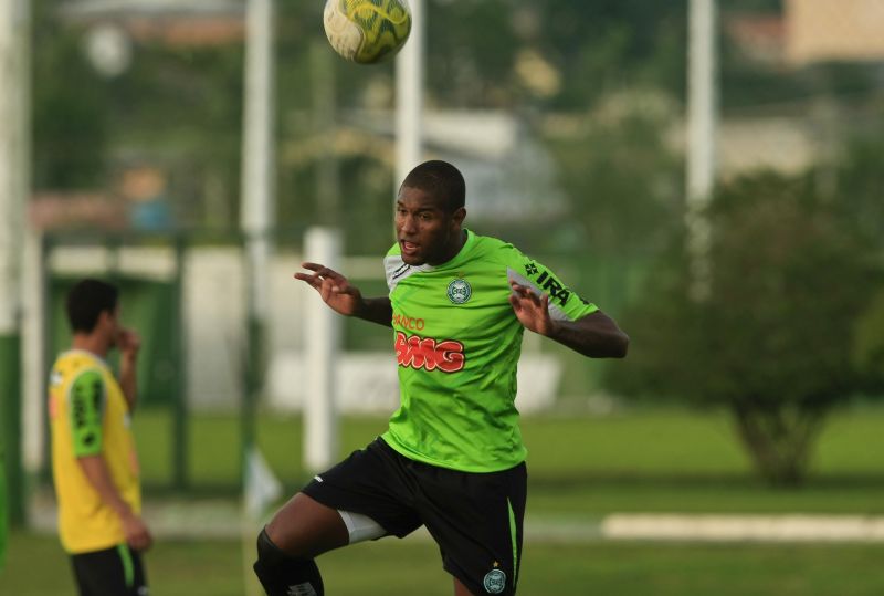 Zagueiro Bonfim está ansioso por uma chance no time titular do Coritiba | Antônio Costa / Arquivo Gazeta do Povo