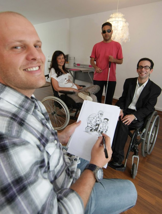 O cartunista Rafael Camargo com os supernormais Mirella Prosdócimo, Manoel Negraes e Rafael Bonfim. Acima, tirinha produzida especialmente para a Gazeta do Povo |