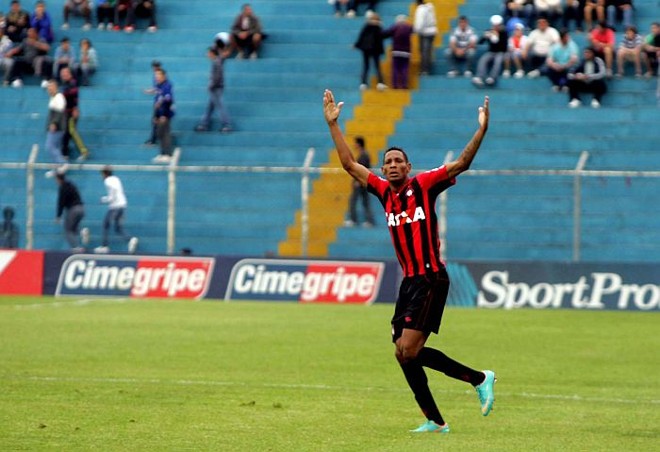 Marcão comemora o primeiro gol atleticano na vitória sobre o São Caetano | Alessandro Valle / ABCDgipress