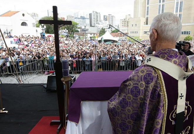 Dom Moacyr José Vitti celebra missa de finados em frente ao cemitério do Água Verde. | 