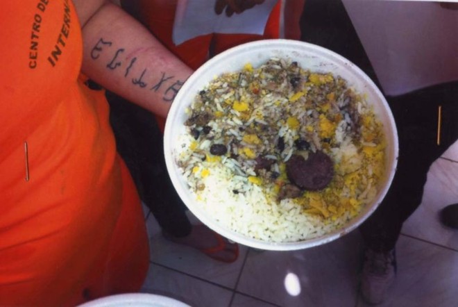 Detenta mostra prato com apenas uma rodela de linguiça |