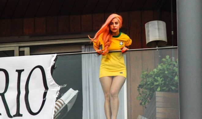 Com a camisa da seleção brasileira, Lady Gaga aparece para fãs em hotel no Rio | 