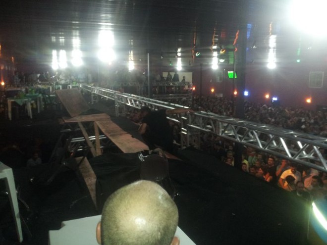 Parte da estrutura de um dos camarotes cedeu, ferido várias pessoas | 