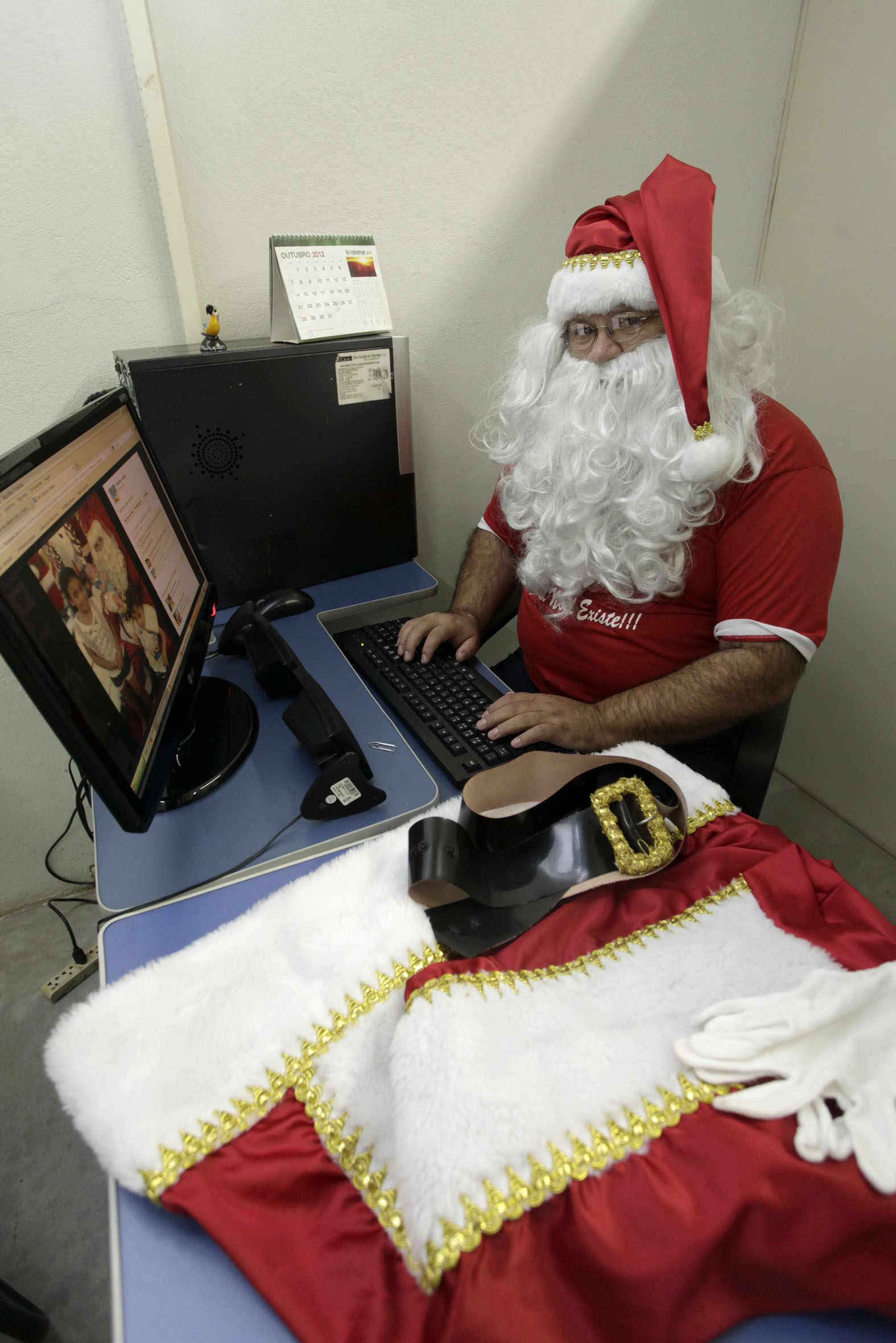 Diretor sindical e locutor, Coelho planeja ganhar R$ 8 mil com o traje natalino | Ivan Amorin / Gazeta Maringá