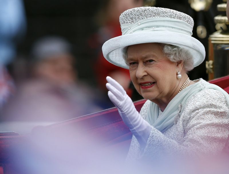 A rainha Elizabeth II acena para populares durante a celebração de seu jubileu. Foram quatro dias de festividades | Kevin Coobs/AFP