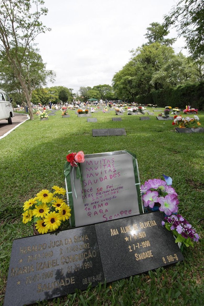 Mensagem deixada em túmulo no cemitério Jardim da Saudade, no Portão. | 