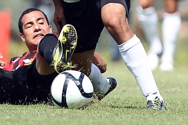 Atlético largou na frente da decisão do Paranaense sub-18, com vitória por 1 a 0 sobre o Coritiba | 