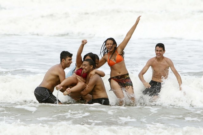 Thainá (de biquini vermelho) viajou de Bela Vista com um grupo de cinco amigos: 