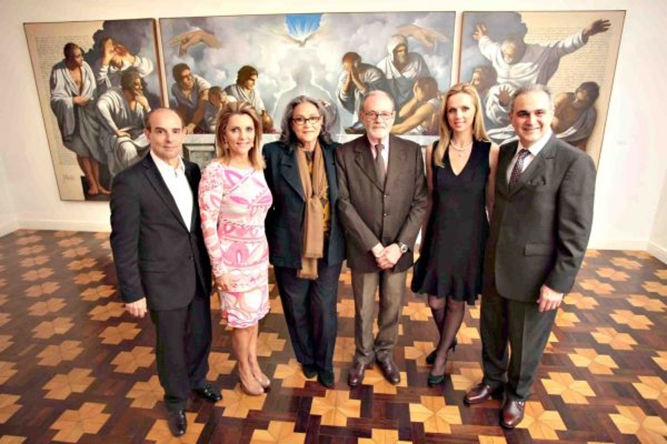 O artista plástico Sérgio Ferro e sua mulher, Ediane (ambos ao centro), com os casais Flávia e Waldir Simões de Assis (à esq.) e Carla e Alceu Vezozzo Filho na abertura da exposição comemorativa ao lançamento do livro sobre sua carreira, nesta quinta-feira. Curitibano de nascimento, Ferro vive em Grignan, sul da França. Ao fundo, o mural La Cène (Santa Ceia), destaque da mostra, que fica em cartaz até o final do mês na Simões de Assis Galeria de Arte | Jader da Rocha