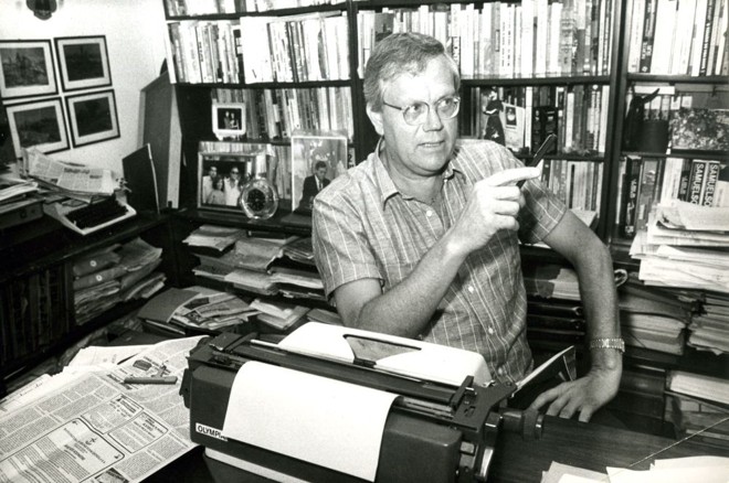 Em foto de 1987, o jornalista é visto trabalhando | 