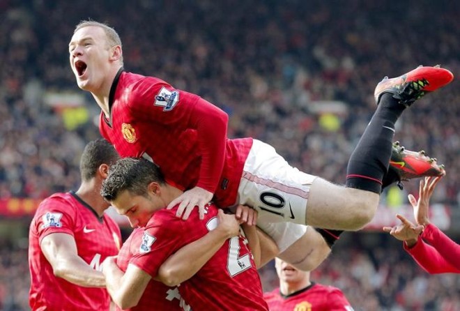Rooney se joga sobre Van Persie para comemorar gol do holandês contra o Arsenal, seu ex-clube | EFE
