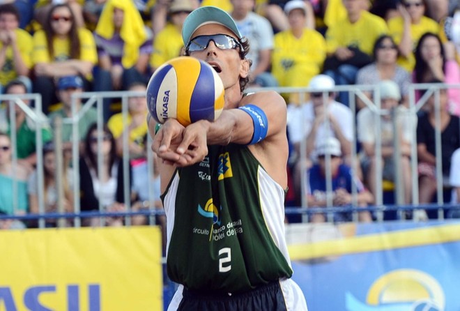 Emanuel, 39, em ação ontem na arena do Parque Barigui | Divulgação/ CBV