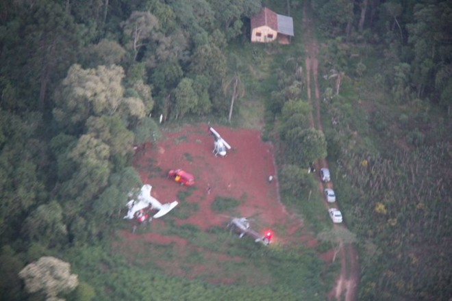 Dois pilotos e um passageiro da aeronave morreram na hora, segundo informações dos socorristas | 