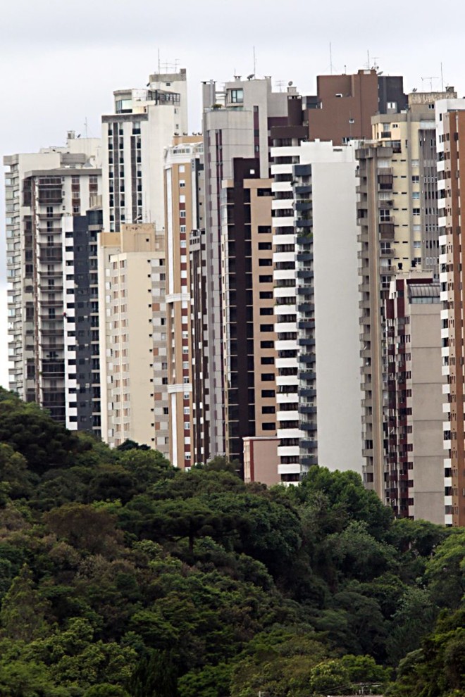 Adensamento vertical na região do Bigorrilho: prédios vão ganhando espaço na paisagem curitibana | Albari Rosa / Gazeta do Povo
