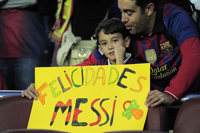 Torcedor presta homenagem ao papai Messi na vitória do Barça sobre o Celta de Vigo | AFP