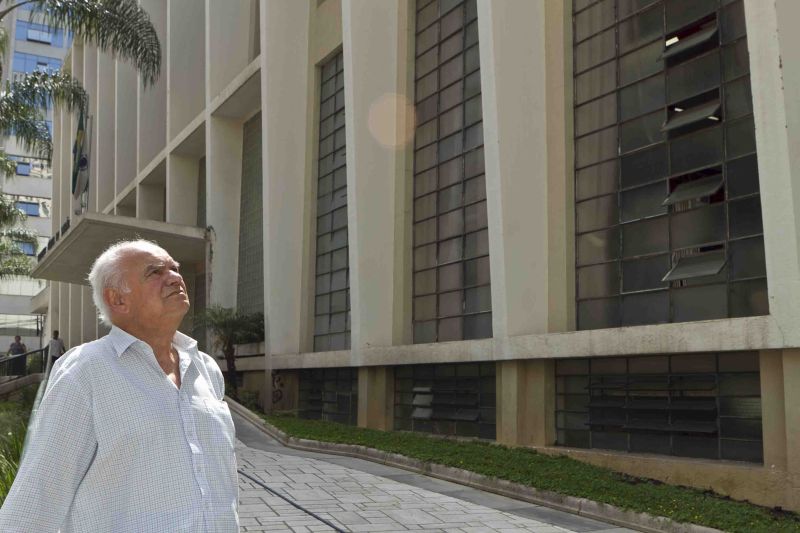 O autor em frente à sua obra, que foi projetada na década de 1940 | Roberto Dziura/ Gazeta do Povo