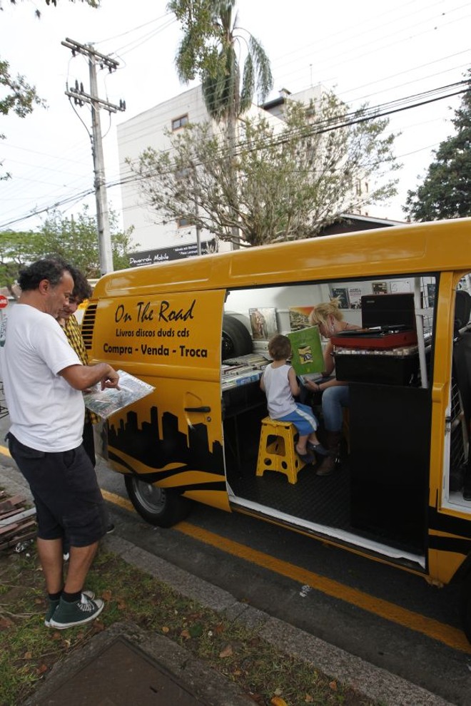 Produtos novos e usados estão disponíveis para compra e troca na Kombi, como nos sebos tradicionais | 