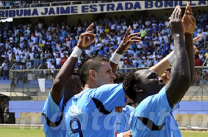 Carlos Garcés (camisa 9) estaria nos planos do Atlético, segundo diretoria do clube Manta | divulgação Manta