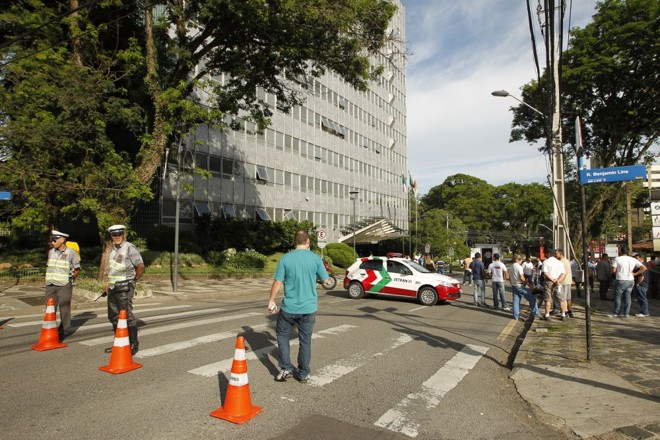 Bloqueio no fluxo da Rua Coronel Dulcídio começa na altura da Benjamin Lins e vai até a Comendador Araújo | 