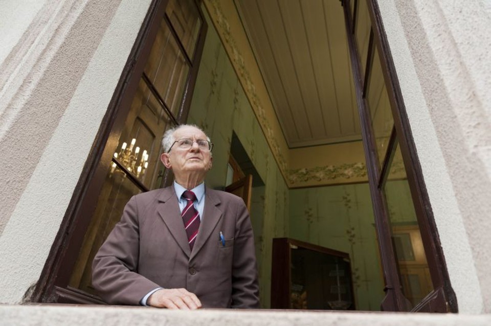 Irmão Virgílio Balestro num dos janelões do Colégio Marista, na capital: Coloquei a lanterna na proa da esperança e não na popa do desânimo, diz, a respeito de seu último livro | Marcelo Andrade/ Gazeta do Povo
