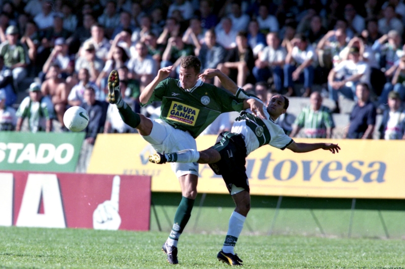 Basílio disputa lance no Brasileirão de 1998. Crise coxa no currículo de Abelão | Arquivo/ Gazeta do Povo