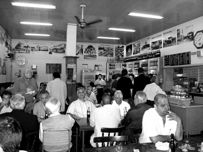 O Bar do Maneco, na Alameda Cabral, num fim de semana movimentado, em foto atual |