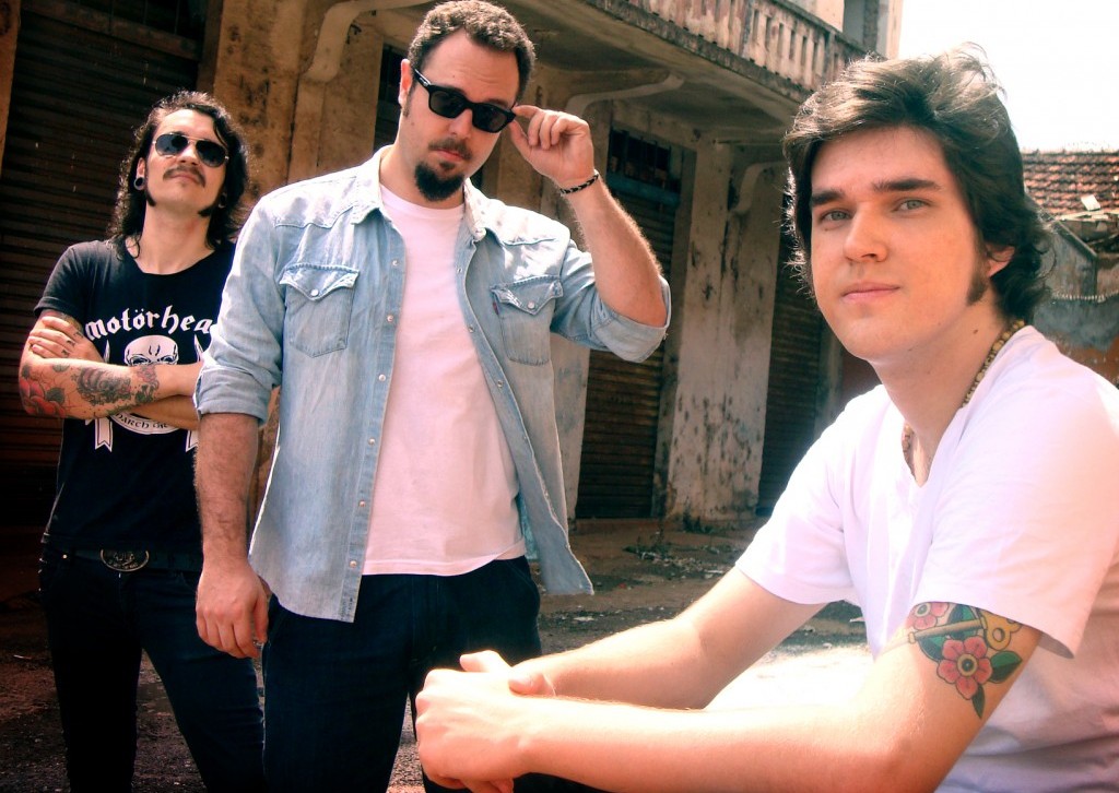 Grupo é composto pelo vocalista Nevilton de Alencar (direita), Tiago Lobão (centro) e Eder Chapolla (esquerda) | Divulgação