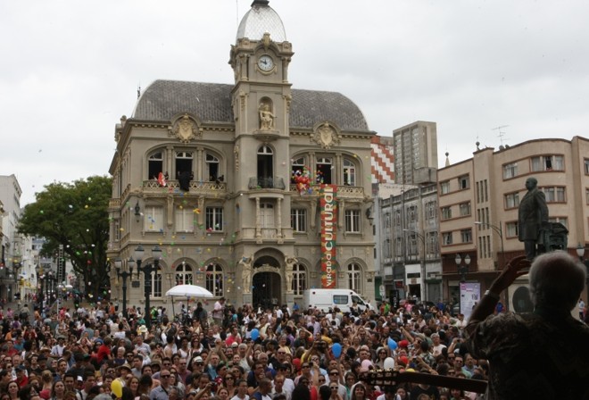 O show terminou com uma chuva de balões |