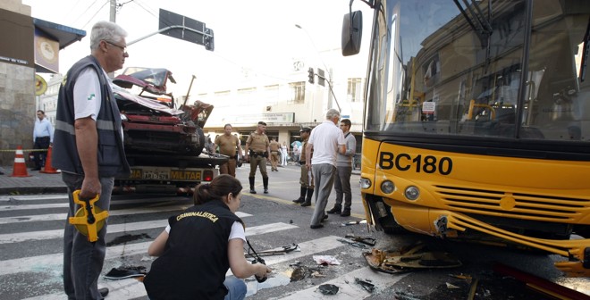 Peritos do Instituto de Criminalística estiveram no local do acidente nesta manhã |