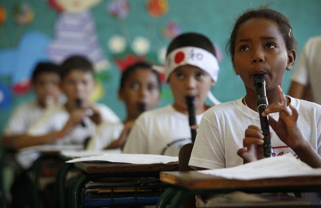 Aula de música na Alcides Ramos: sala e instrumentos apropriados |
