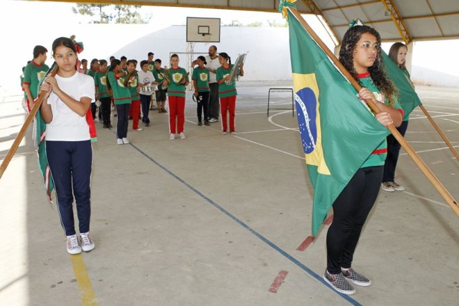 A linha de frente de uma fanfarra traz as bandeiras | 