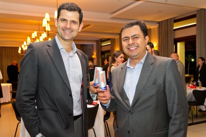 O presidente da Águas Ouro Fino,  Hélio Luiz Corrêa (à dir.), foi o convidado do LIDE Paraná, para apresentar o case do energético Insano no encontro promovido na última segunda-feira na Casa de Festas do Graciosa Country Club. O convite foi feito por André Caldeira (à esq.), presidente do LIDE Paraná | 