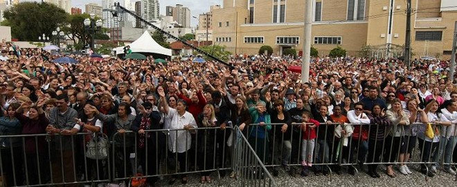 Fiéis assistem à missa celebrada na manhã desta sexta (2) em frente do cemitério do Água Verde. | 