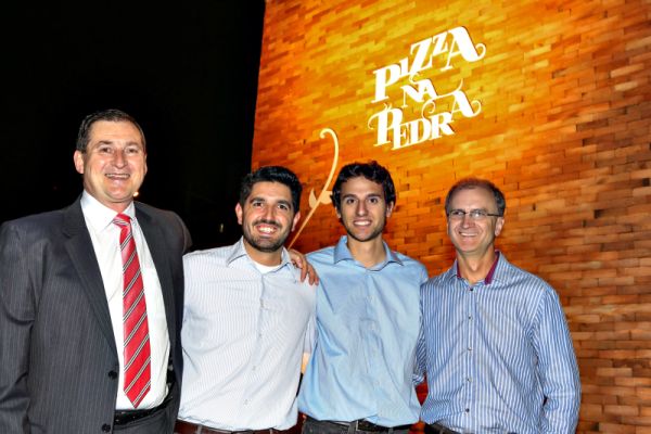 Sócios da recém-inaugurada Pizza na Pedra em Curitiba, os empresários Clécio Luiz Chiamulera, Guilherme Goes Baglioli, Eduardo Serpe e Osvaldo Schlusaz comemoram o sucesso do empreendimento | Ernesto Vasconcelos